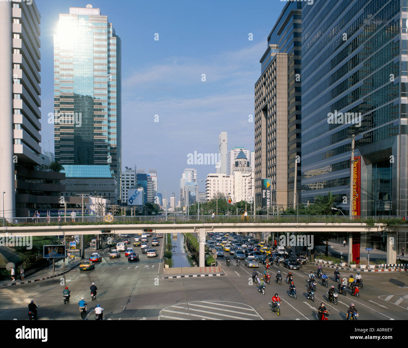 Sathorn Road di Bangkok in Thailandia Asia del sud-est asiatico Foto Stock