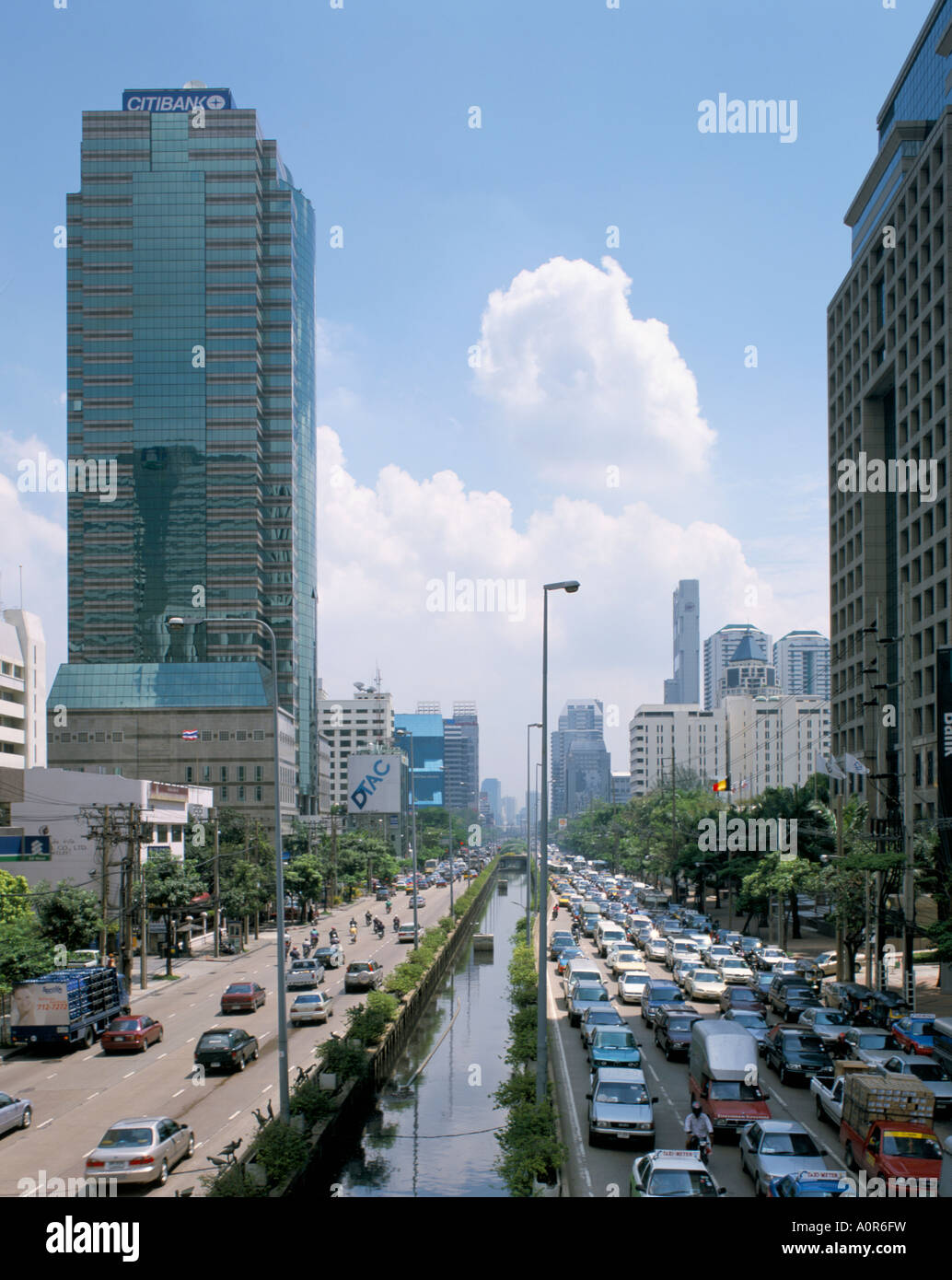 Sathorn Road di Bangkok in Thailandia Asia del sud-est asiatico Foto Stock