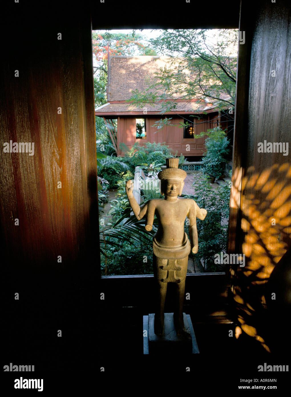 Statua di Khmer Jim Thompson s House Bangkok in Thailandia Asia del sud-est asiatico Foto Stock