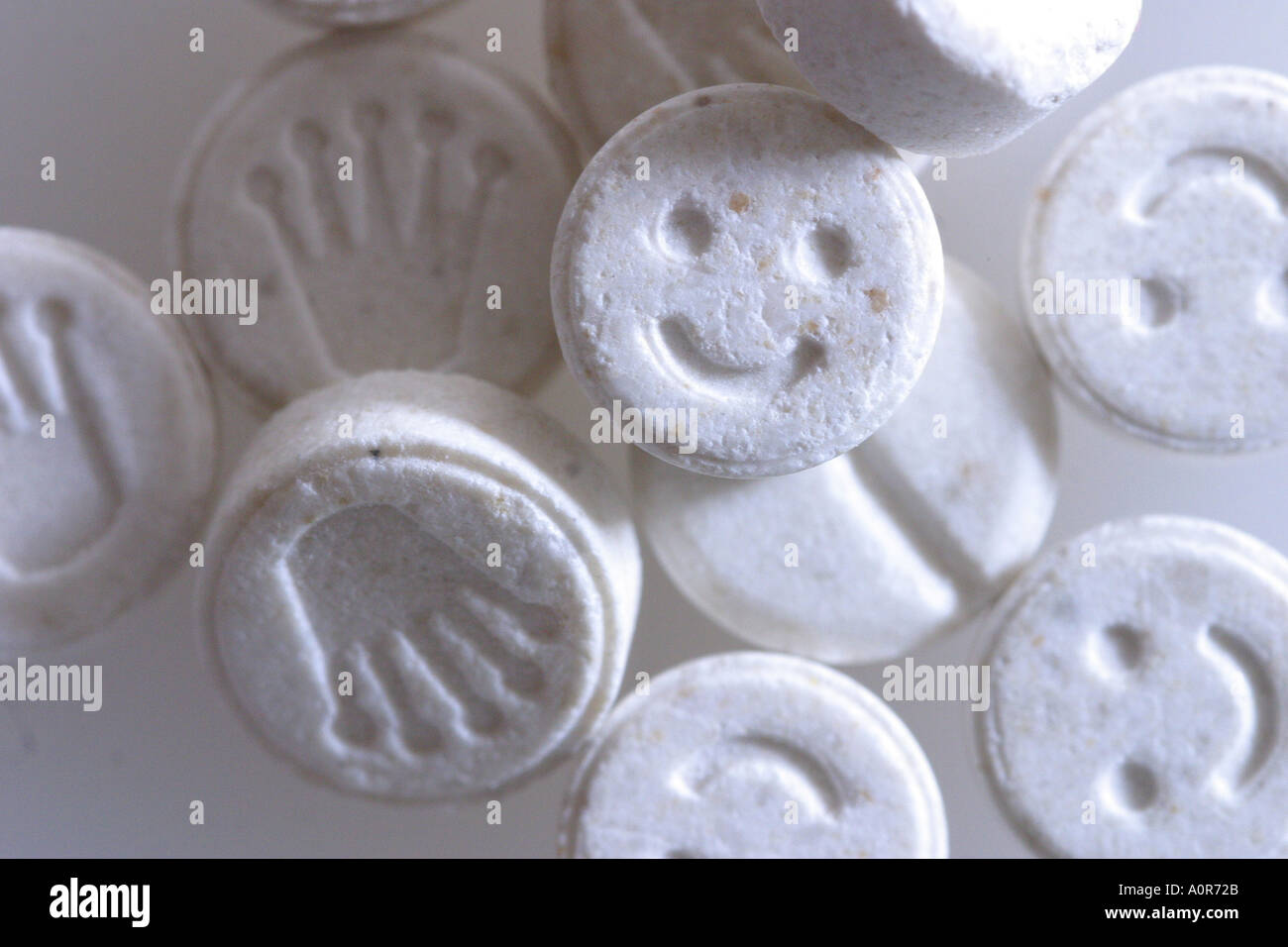 Le pasticche di ecstasy e s pillole con una faccina sorridente sul fronte  delle pillole methylenedioxymethamphetamine studio still life Foto stock -  Alamy