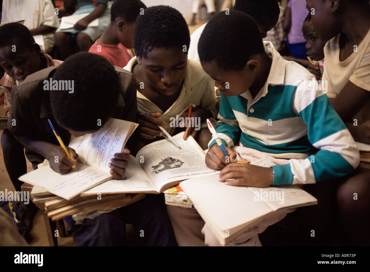 I bambini a scuola in Espungabera Mamica provincia Mozambico Africa Foto Stock