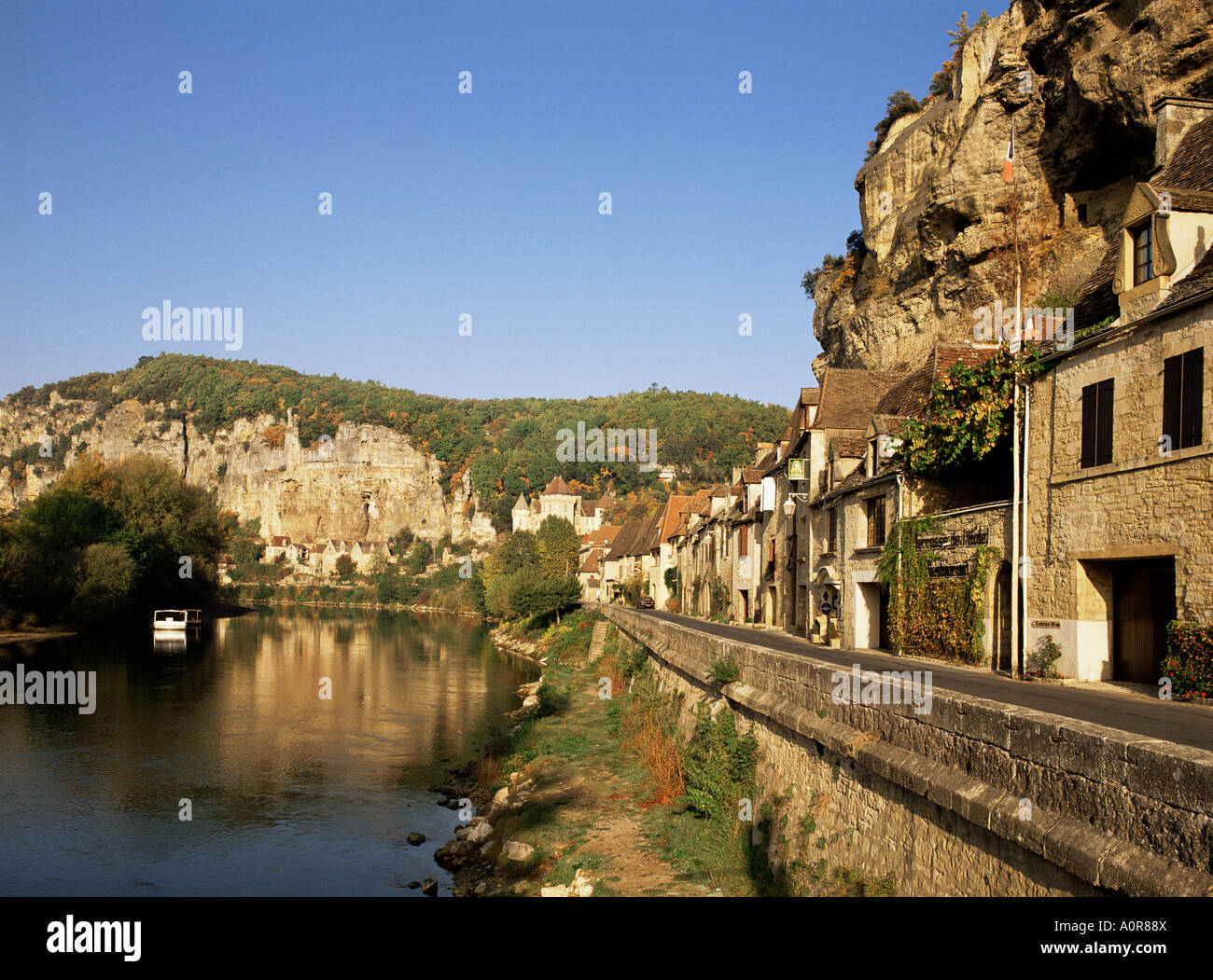 Fiume Dordogne e case di villaggio di La Roque Gageac Aquitaine Francia Europa Foto Stock