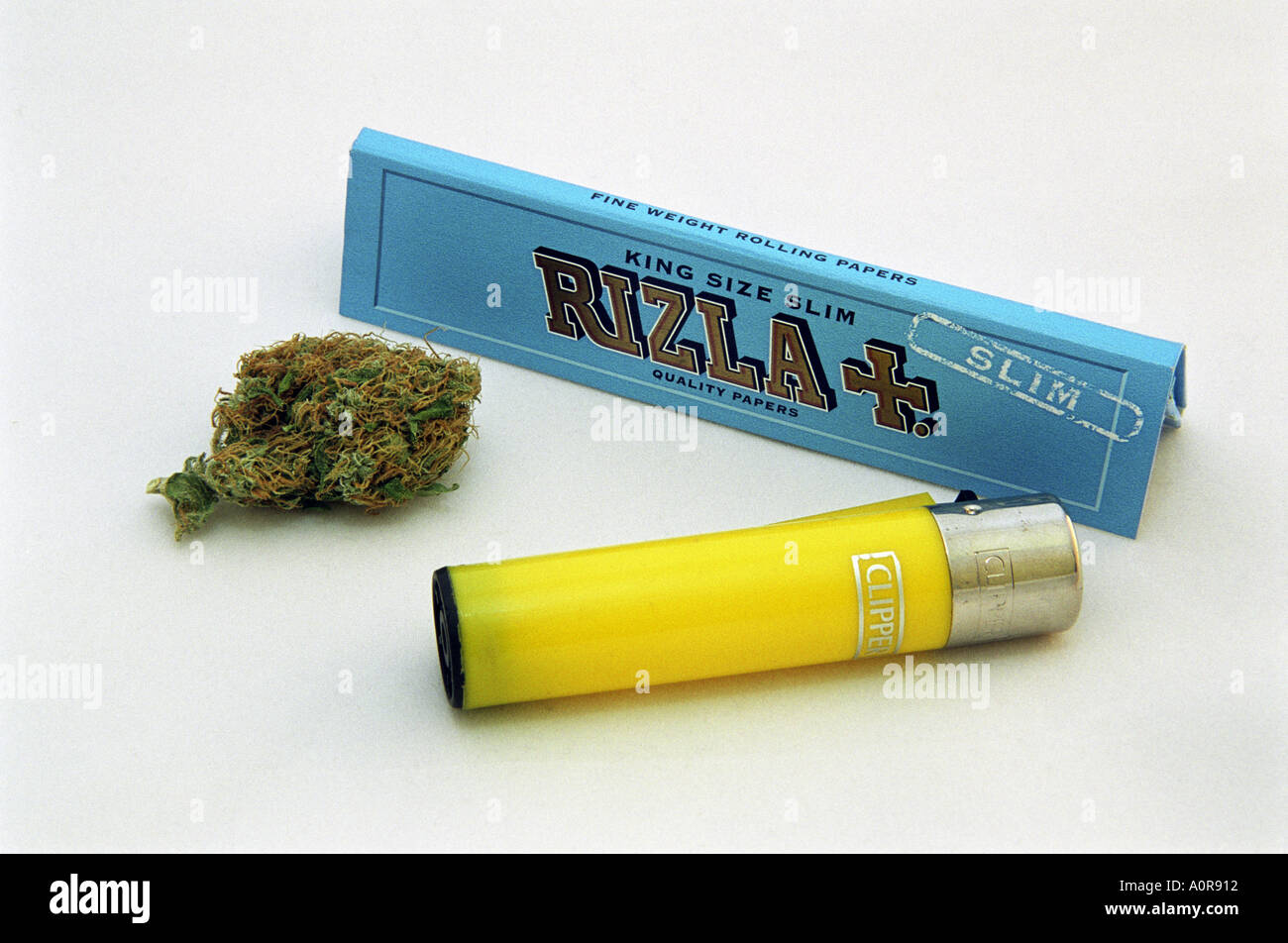 La marijuana con Rizla carte e accendino Clipper Foto Stock