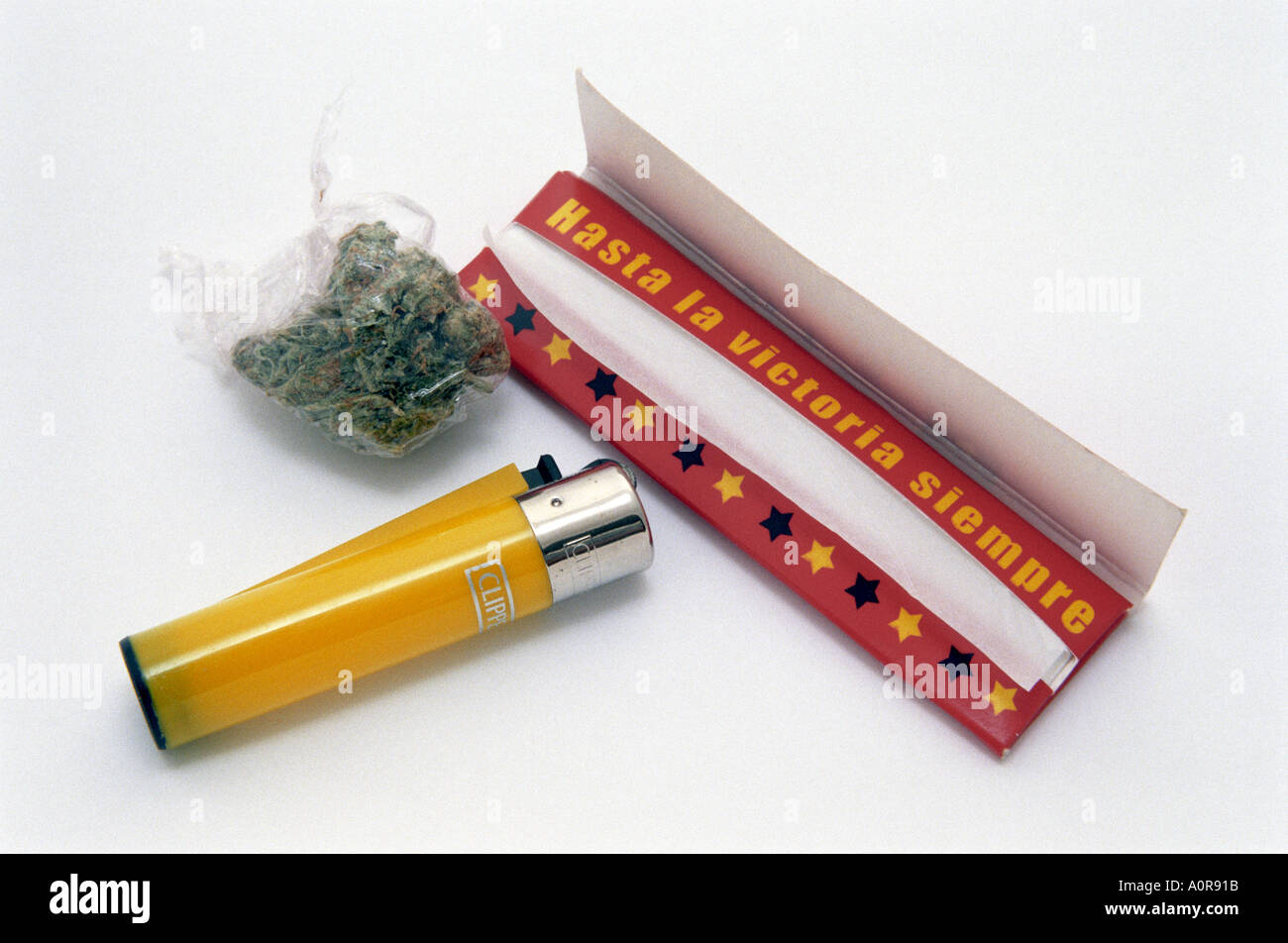 La marijuana avvolto con carte di spagnolo e Clipper leggero uso della droga dei giovani Foto Stock