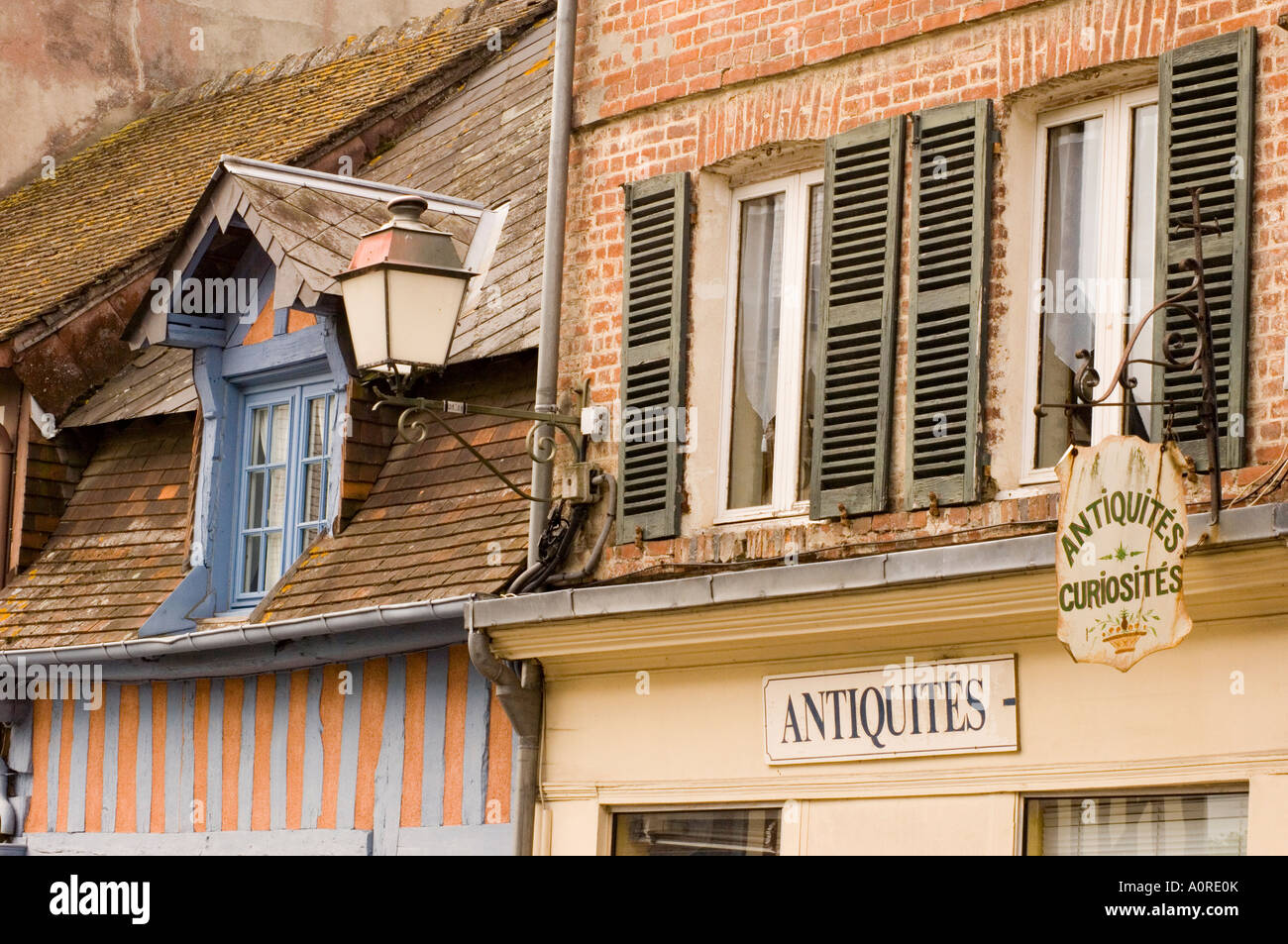 Graticcio casa dipinta in rosa e blu e segni in Beaumont En Auge Pays d Auge Normandia Francia Europa Foto Stock