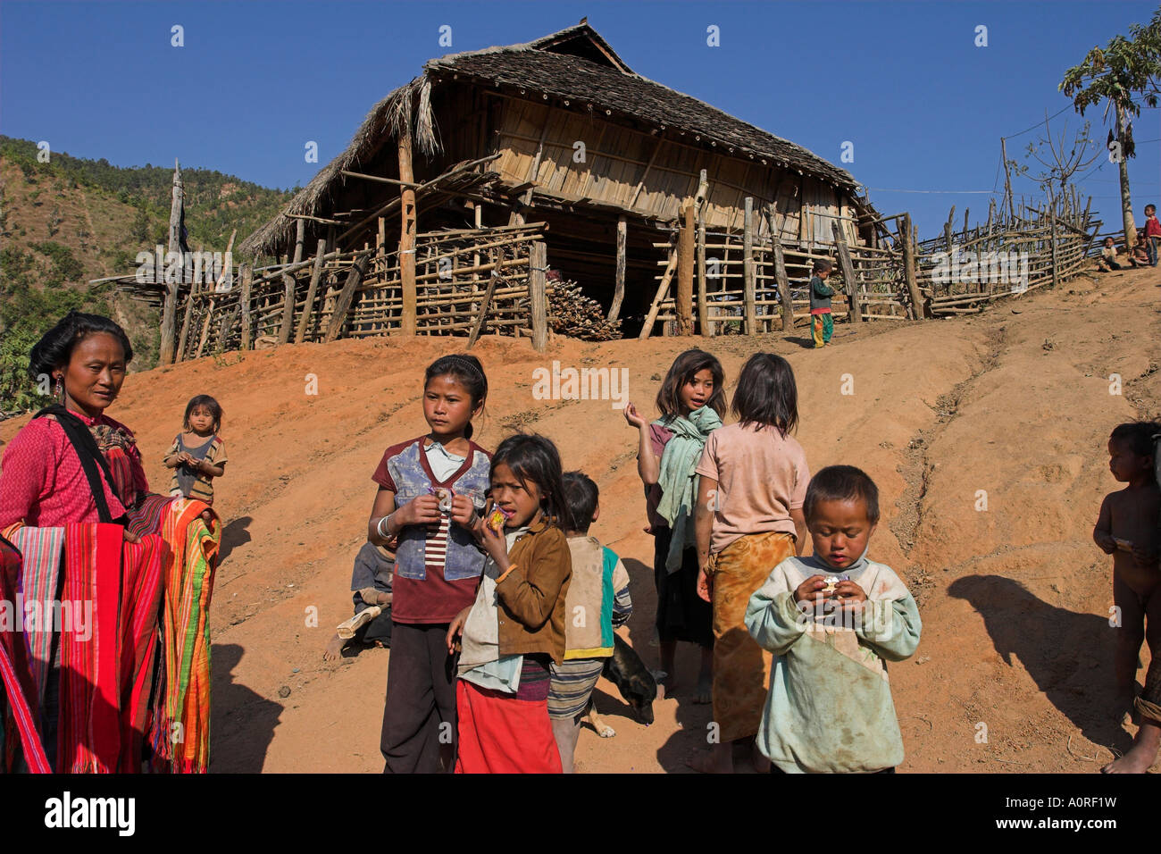 I bambini nel villaggio di Ann Kengtung Kyaing Tong stato Shan MYANMAR Birmania Asia Foto Stock
