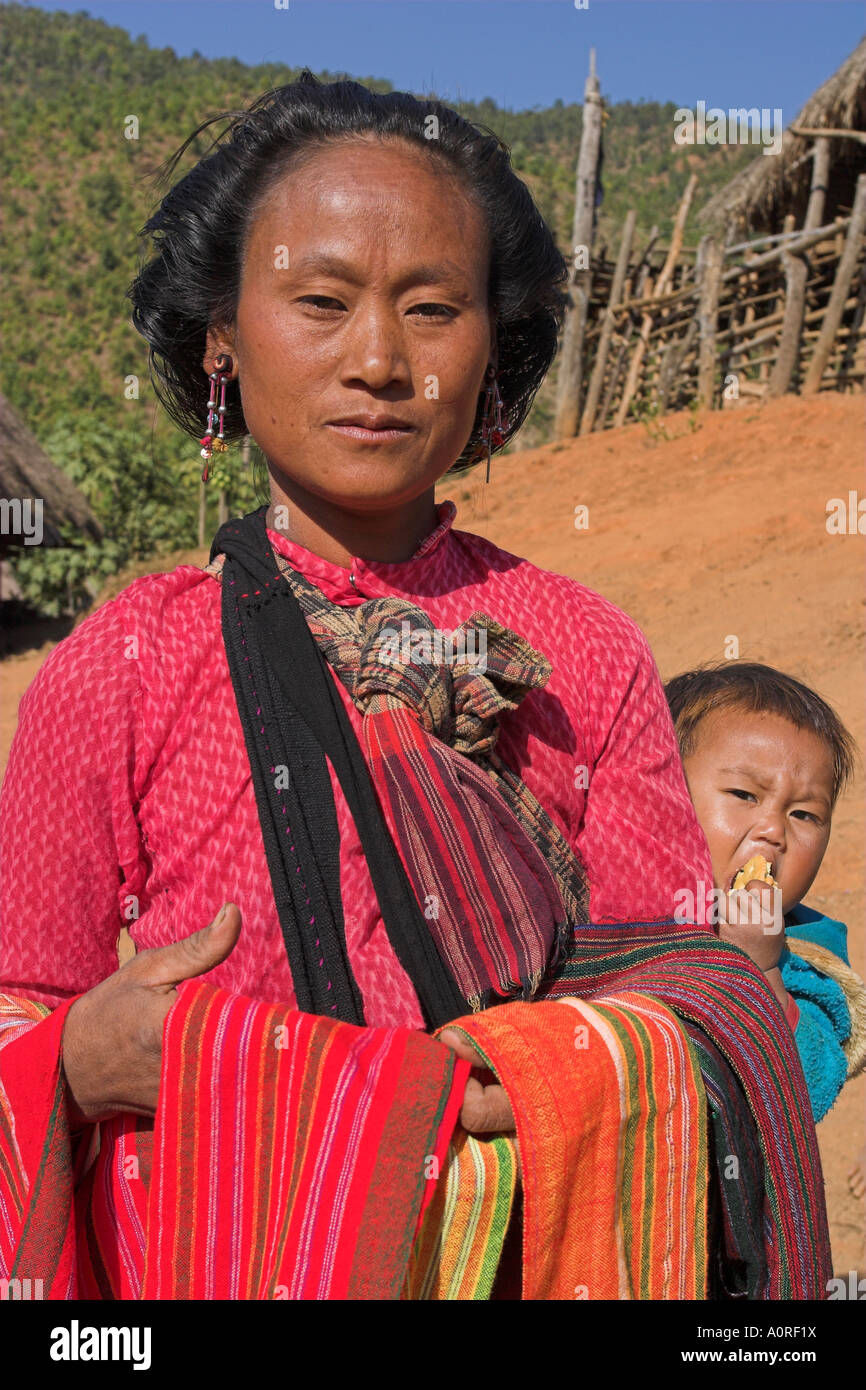 Ann Madonna e Bambino con prodotti tessili nel villaggio di Ann Kengtung Kyaing Tong stato Shan MYANMAR Birmania Asia Foto Stock