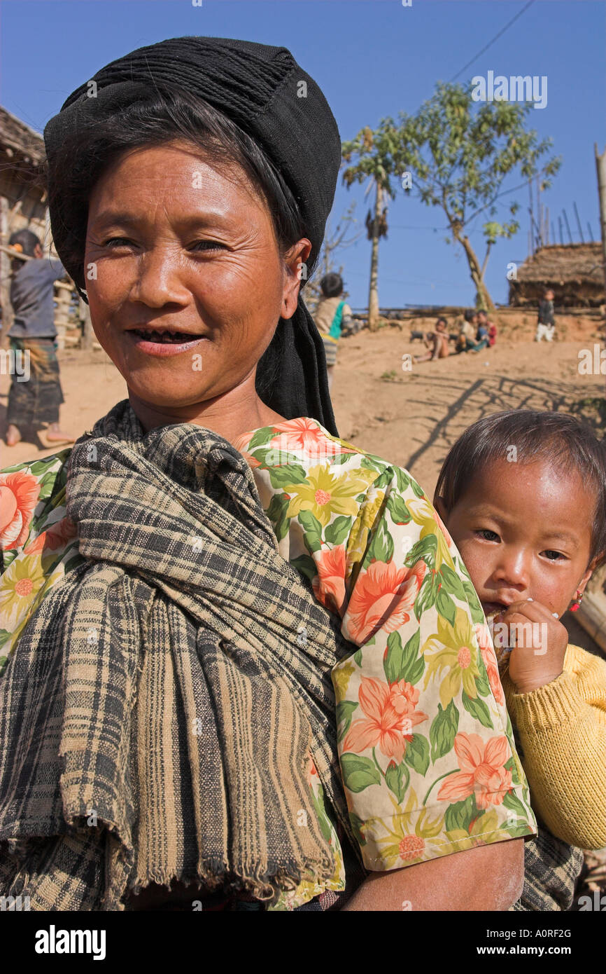 Ann Madonna e Bambino nel villaggio di Ann Kengtung Kyaing Tong stato Shan MYANMAR Birmania Asia Foto Stock
