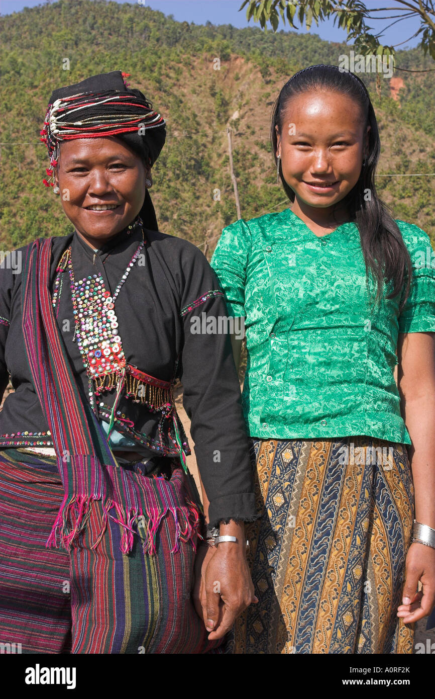 Ann signora con la figlia Ann Village Kengtung Kyaing Tong stato Shan MYANMAR Birmania Asia Foto Stock