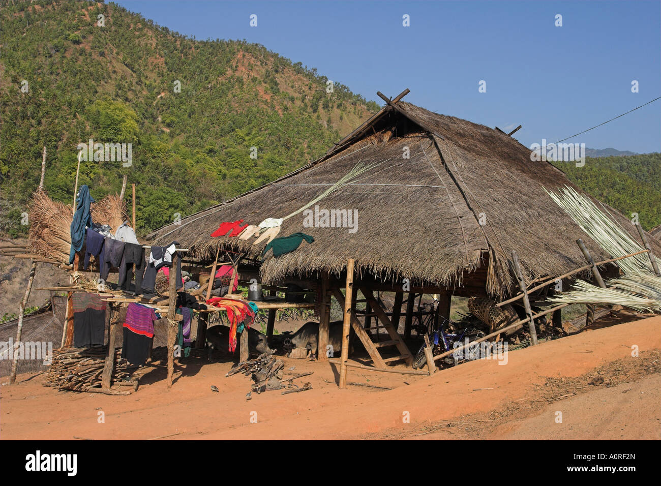 Casa di paglia con stendibiancheria Ann Village Kengtung Kyaing Tong stato Shan MYANMAR Birmania Asia Foto Stock