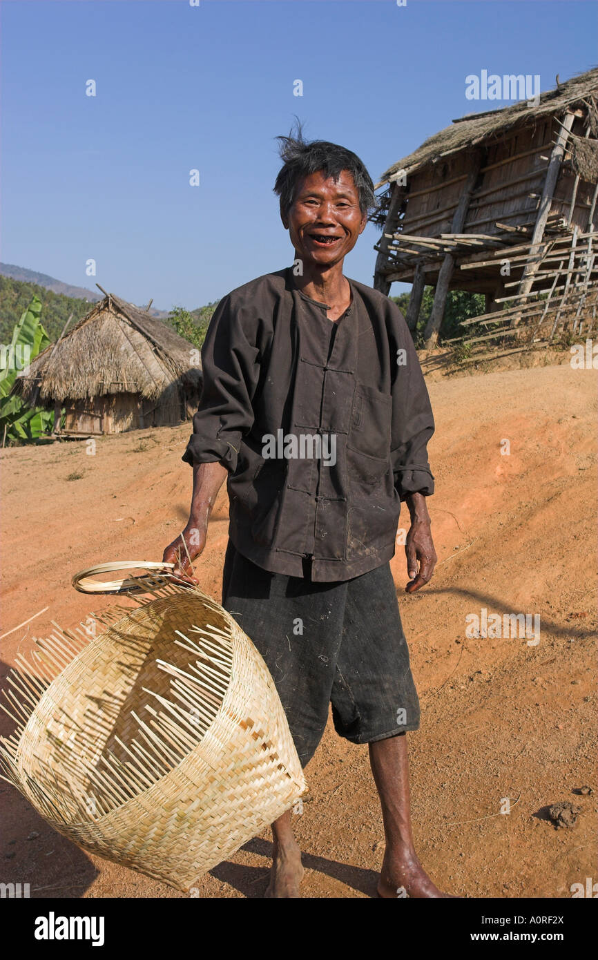 Ann uomo che porta cesto di vimini che sta realizzando il villaggio di Ann Kengtung Kyaing Tong stato Shan MYANMAR Birmania Asia Foto Stock