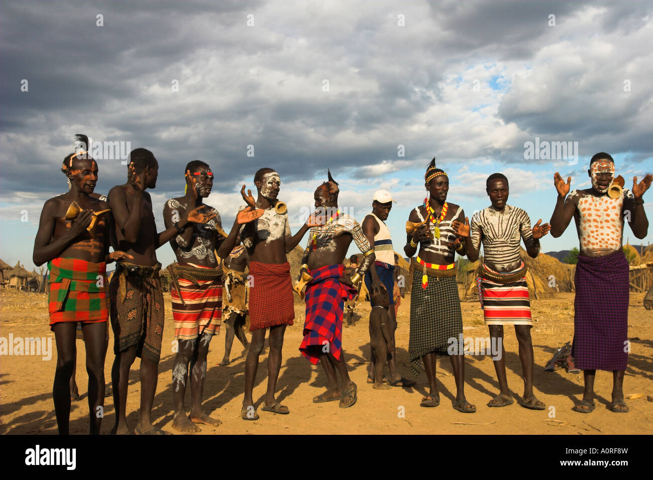 Karo persone con il corpo dipinto realizzato dalla miscelazione di pigmenti di origine animale con argilla dancing Kolcho village bassa valle dell'Omo Etiopia Foto Stock