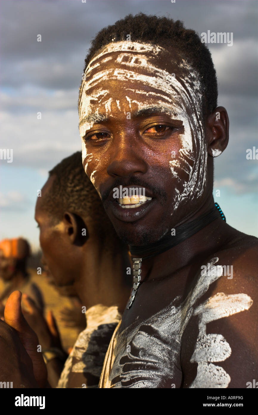 Karo man con il corpo dipinto realizzato dalla miscelazione di pigmenti di origine animale con argilla a dancing Kolcho prestazioni inferiori del villaggio valle dell'Omo Foto Stock