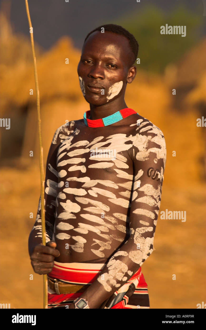 Karo man con il corpo dipinto realizzato dalla miscelazione di pigmenti di origine animale con argilla a dancing Kolcho prestazioni inferiori del villaggio valle dell'Omo Foto Stock