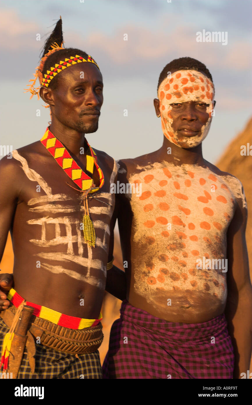 Karo Men con il corpo dipinto realizzato dalla miscelazione di pigmenti di origine animale con argilla a dancing Kolcho prestazioni inferiori del villaggio valle dell'Omo Foto Stock