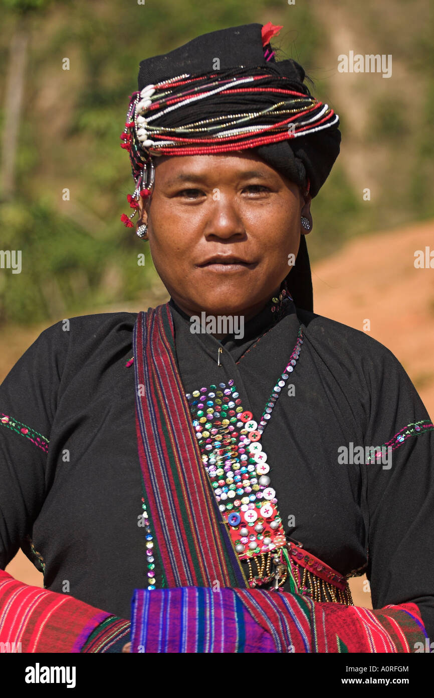 Ann lady con tessuti Ann village Kengtung Kyaing Tong stato Shan MYANMAR Birmania Asia Foto Stock