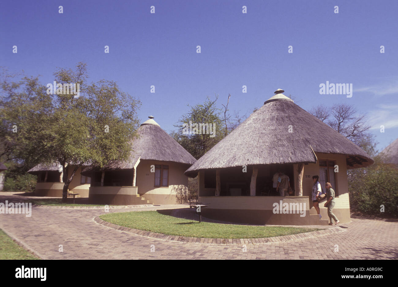 Skukuza Lodge cottage tipici presso l'ingresso al Parco Nazionale di Kruger Sud Africa Foto Stock