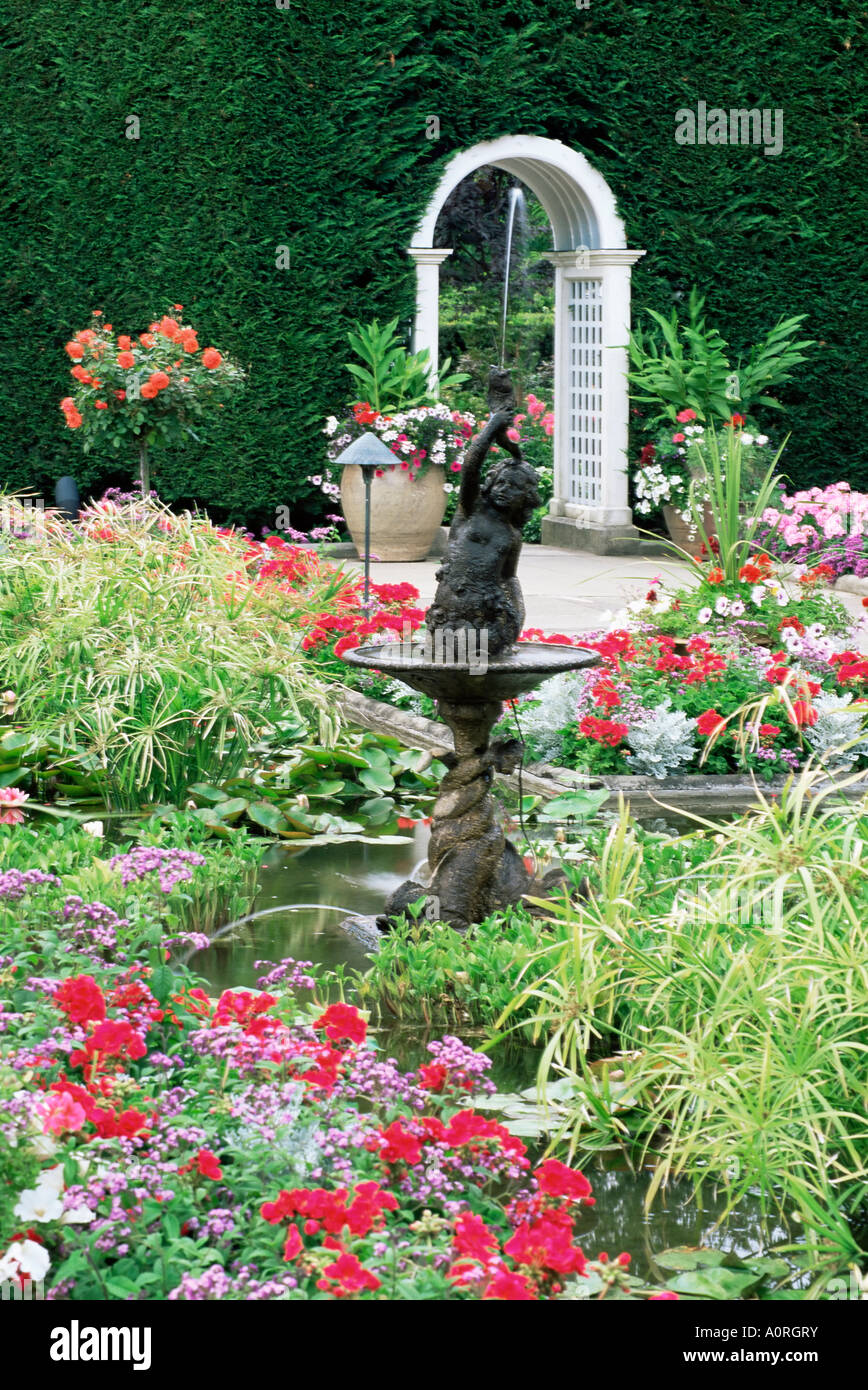 Fontane del giardino italiano Giardini Butchart Penisola Saanich Vancouver Island British Columbia Canada America del Nord Foto Stock