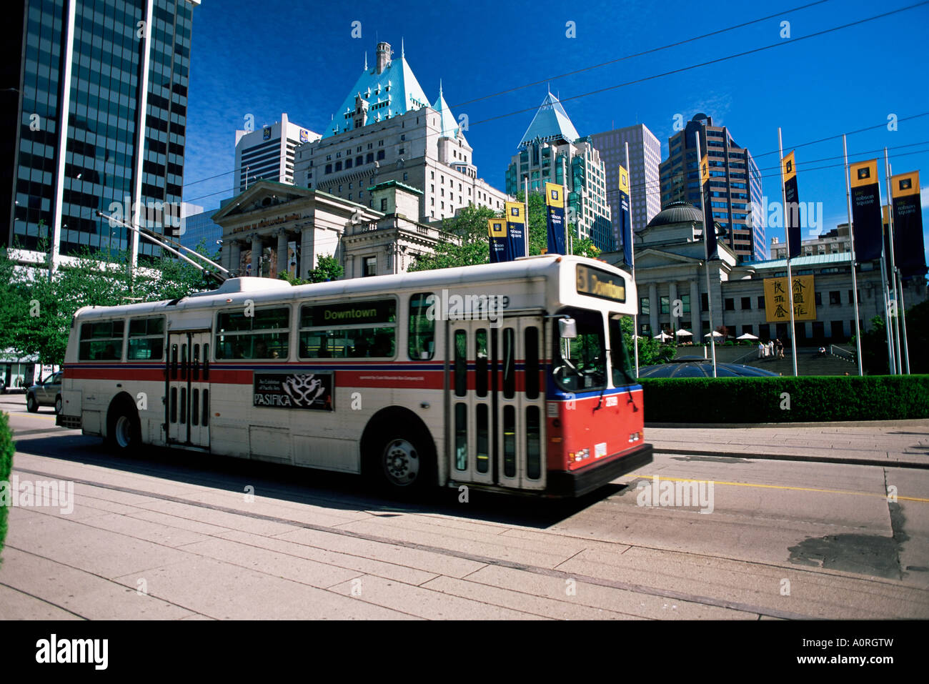 Tipico rosso e bus bianco Robson square Vancouver British Columbia Canada America del Nord Foto Stock