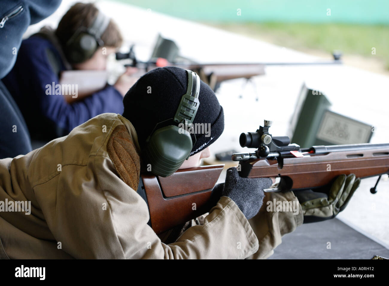 I ragazzi di imparare a sparare i fucili a Bisley camp Inghilterra UK Bisley gamma di obiettivi di ripresa Signore Roberts centro a Bisley Foto Stock