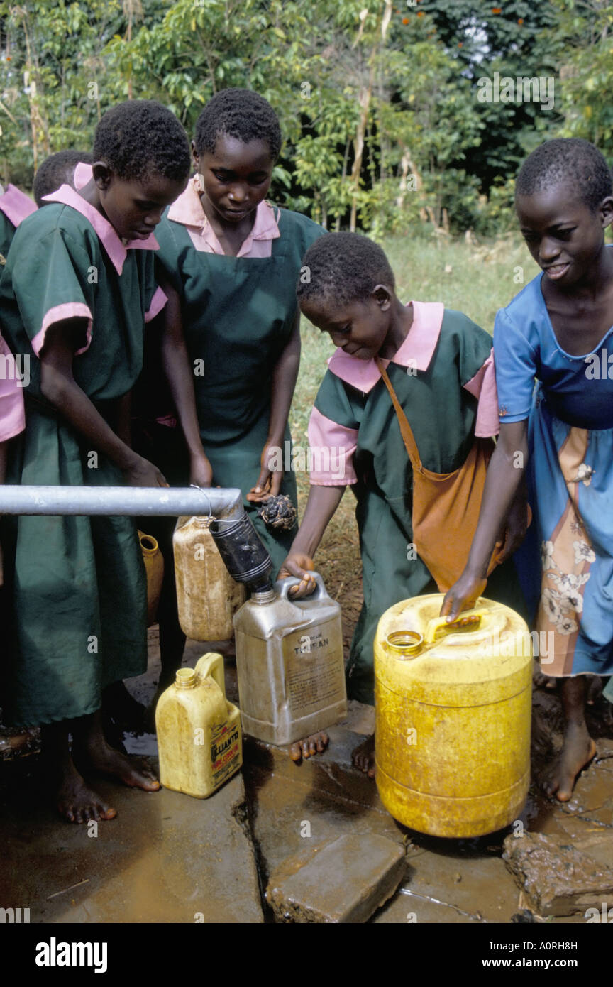 La scuola dei bambini a pompa acqua Kenya East Africa Africa Foto Stock