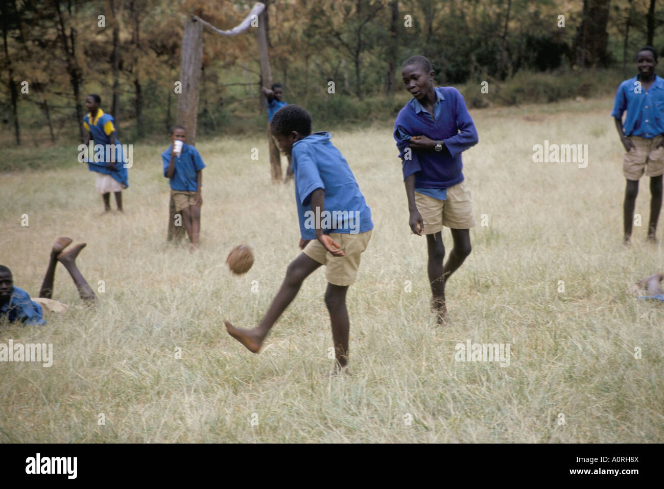 La scuola dei bambini che giocano a calcio area occidentale del Kenya East Africa Africa Foto Stock