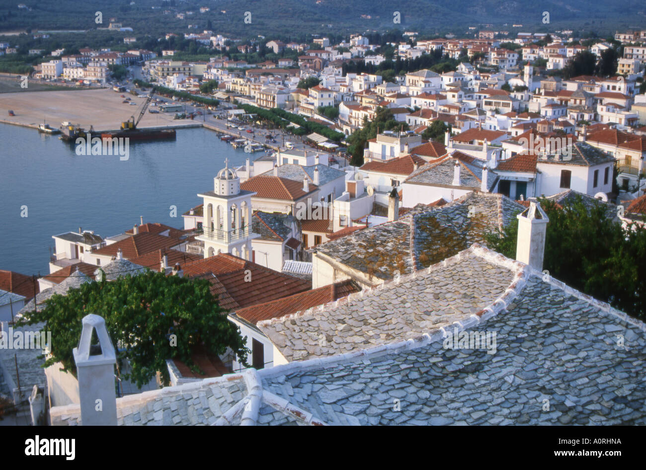 Città di Skopelos dall'alto guardando verso il basso sui tetti di tegole numero 1652 Foto Stock