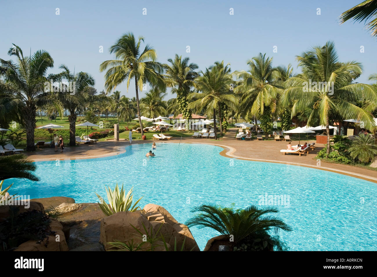 Piscina al Leela Hotel Mobor Goa India Asia Foto Stock