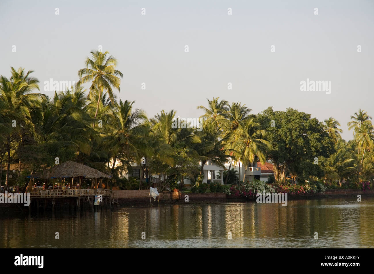 Sistemazione di proprietà sulla laguna di acqua stagnante nei pressi di Mobor Goa India Asia Foto Stock