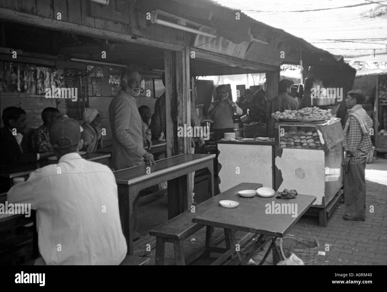 Gli uomini del gruppo di animazione tradizionale aria aperta cafe chiosco nel frenetico centro città mercato di strada Palani Tamil Nadu India Asia del Sud Foto Stock