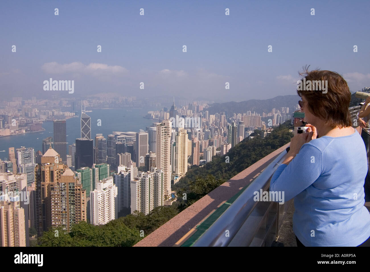 Dh lookout il Victoria Peak di Hong Kong i turisti Peak Tower Galleria Belvedere midlevel centrale degli edifici e del porto Foto Stock