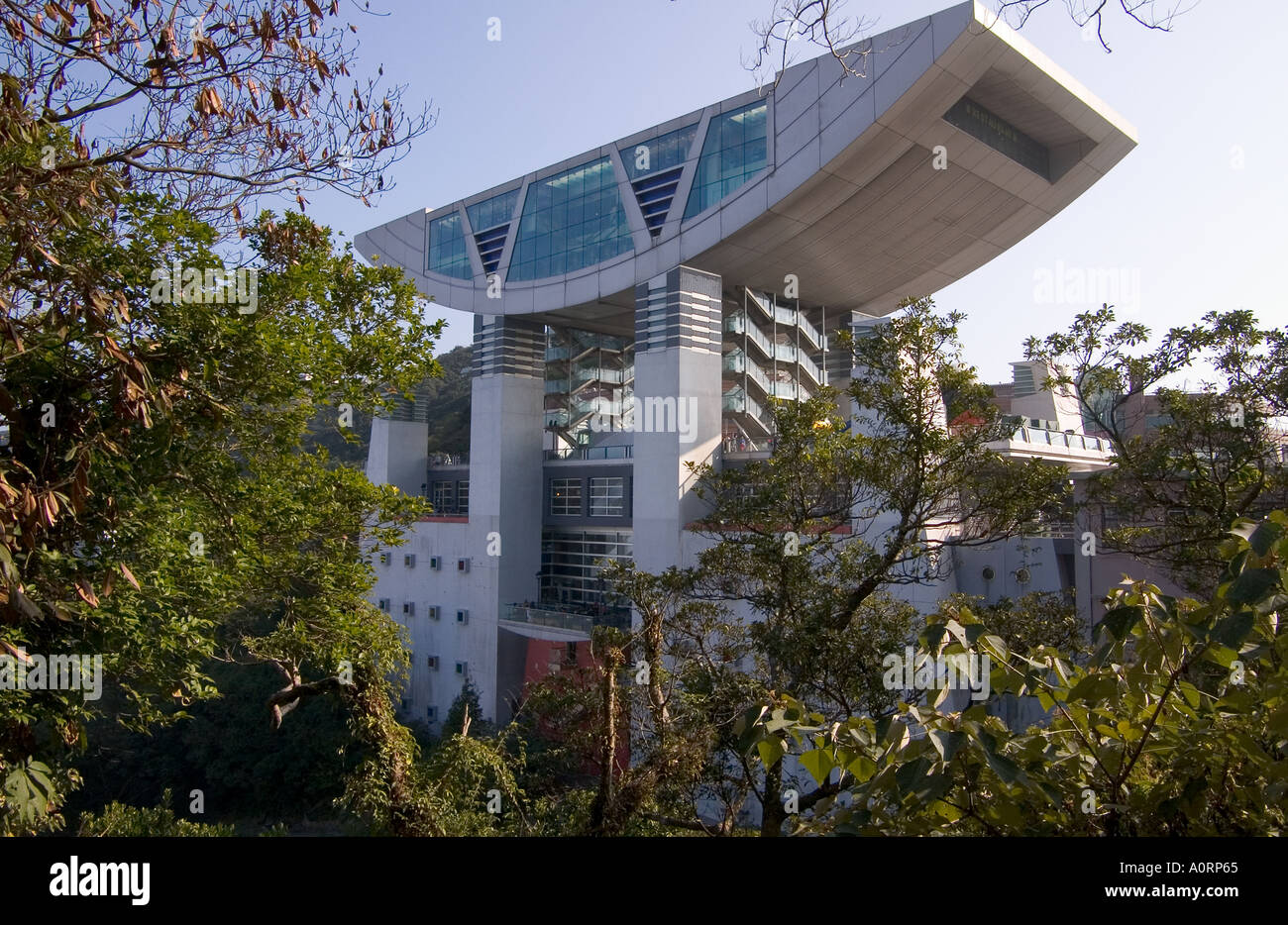 Dh il Victoria Peak di Hong Kong Peak Tower tram stazione terminale e il belvedere edificio Foto Stock