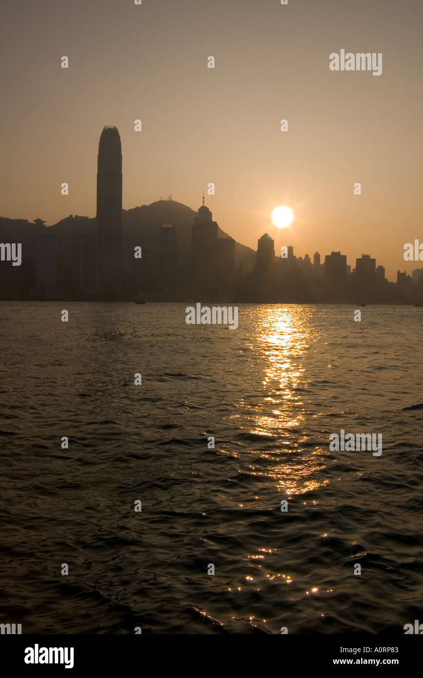 Dh HARBOUR HONG KONG IFC edificio centrale di silhouette e il Victoria Peak al tramonto Cielo skyline al tramonto Foto Stock Dh HARBOUR HONG KONG IFC edificio centrale di silhouette e il Victoria Peak al tramonto Cielo skyline al tramonto Foto Stock