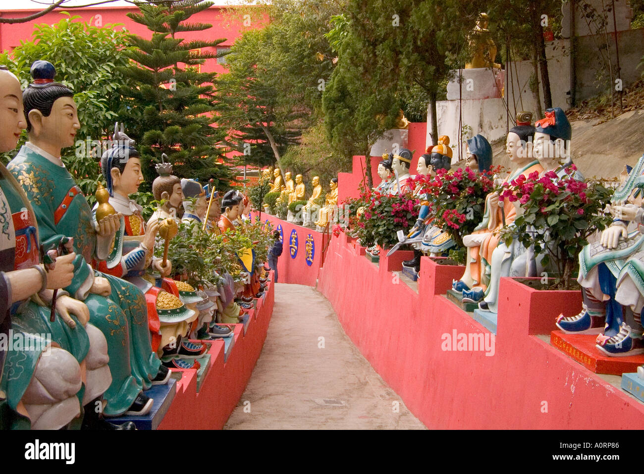 Dh il Monastero dei Diecimila Buddha SHATIN HONG KONG verniciato colorato rivestimento statue di cammino di templi superiore Foto Stock