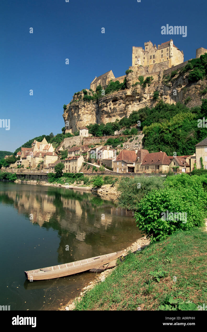 Village e il fiume Dordogna Beynac Dordogne Aquitaine Francia Europa Foto Stock