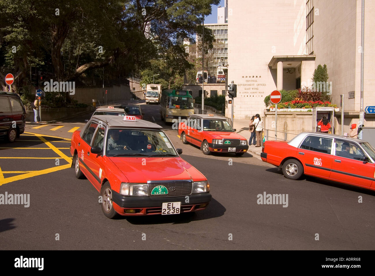 Dh Garden Road CENTRAL HONG KONG HK rosso traffico taxi allo svincolo taxicabs cabine auto trasporto taxi Foto Stock