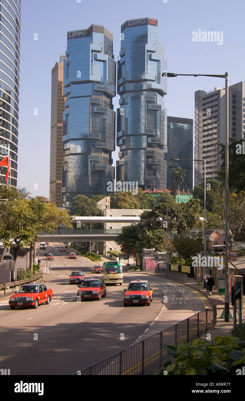 dh Cotton Tree Drive CENTRALE HONG KONG traffico taxi rosso e due edifici Lippo torre di vetro torri di blocco strada Foto Stock