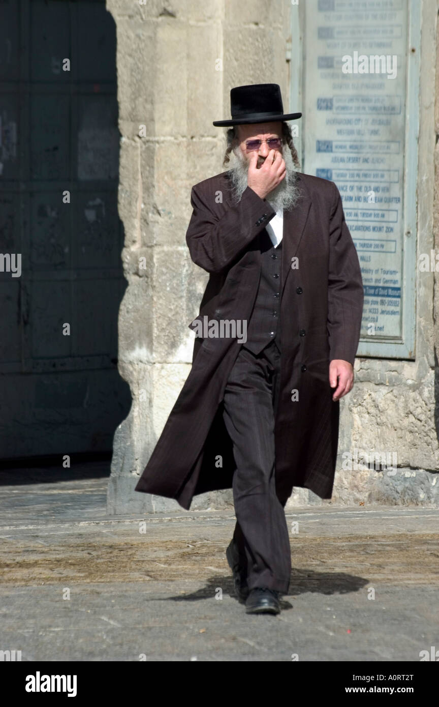 Uomo ebraico in abiti tradizionali antica città murata Gerusalemme Israele  Medio Oriente Foto stock - Alamy