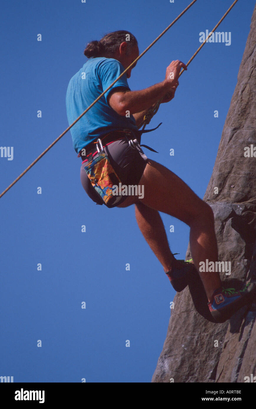 L'uomo arrampicata sulla sosta le colonne di basalto colonnare Skinner Butte di Eugene, Oregon USA MR 145 Foto Stock