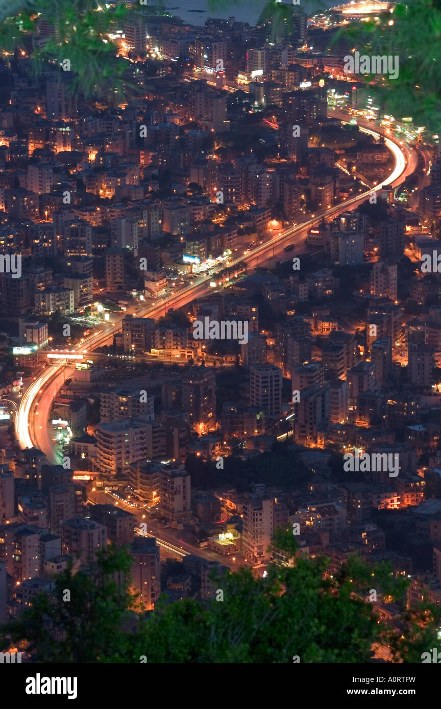 Città e luci auto di Jounieh vicino a Beirut Libano Medio Oriente Foto Stock