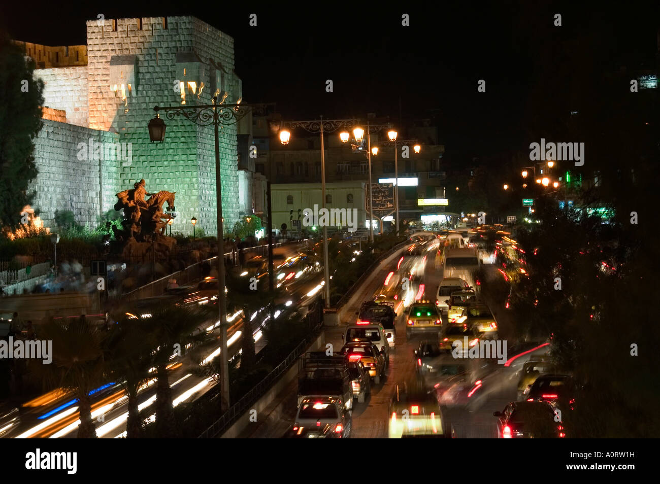 Luci auto città murata di notte a Damasco in Siria Medio Oriente Foto Stock
