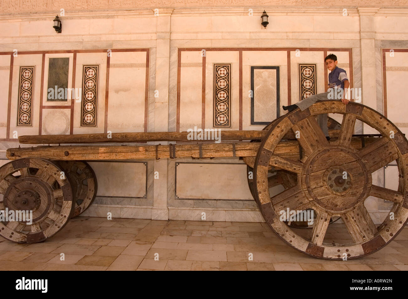 Ragazzo sulla sommità del grande carrello a ruote moschea Umayyad a Damasco in Siria Medio Oriente Foto Stock