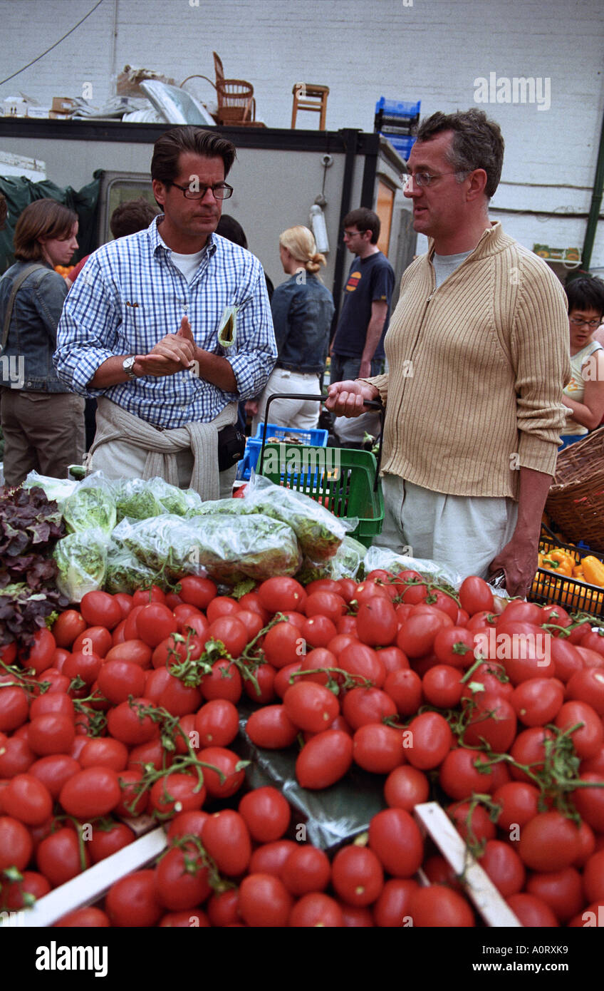 Regno Unito, Inghilterra, Londra. Carrello per la frutta e la verdura al mercato di Borough Foto Stock
