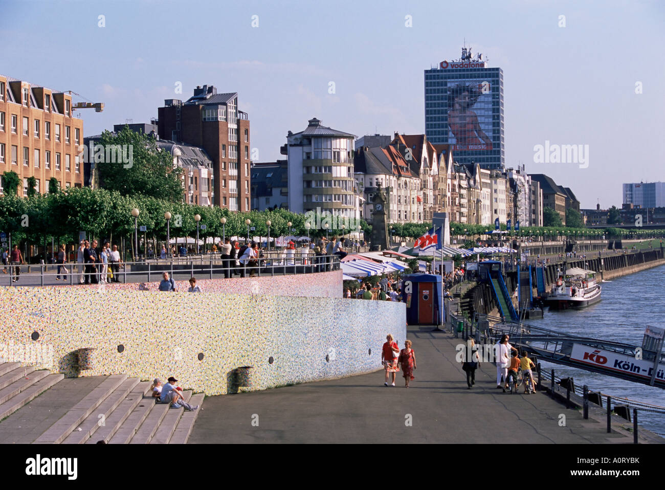 Vista sulla Rheinuferpromenade lungo il fiume Reno a Dusseldorf Nord Reno Westfalia Nordrhein Westfalen Germania Europa Foto Stock