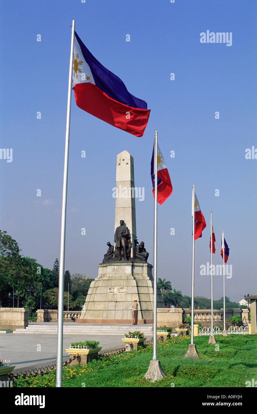 Statua di Jose Rizal bandiera nazionale Rizal Park Foto Stock