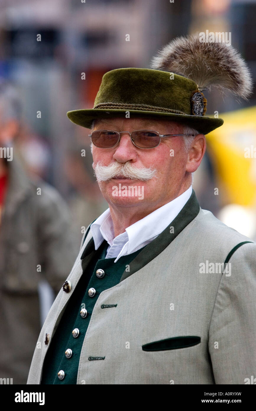 Man costume bavaria immagini e fotografie stock ad alta risoluzione - Alamy