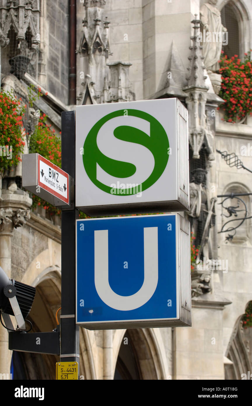 Segno per la S-Bahn e la U Bahn suburbana e metropolitana i trasporti pubblici ferrovie Monaco di Baviera Baviera Baviera Germania Europa Foto Stock