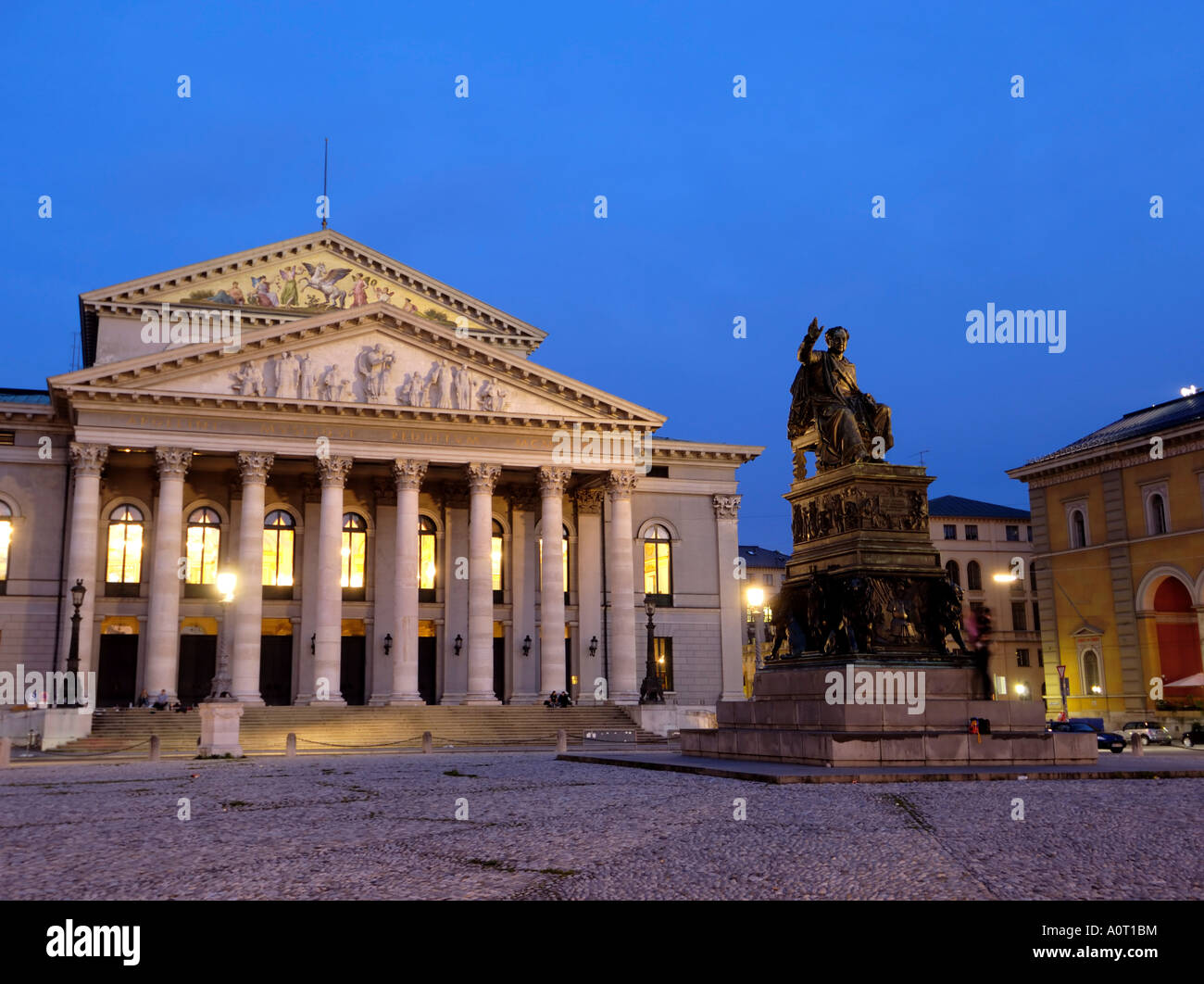 Max Joseph platz di notte con la statua della Baviera s primo re Max I Giuseppe di fronte al Teatro dell'Opera Nazionale Foto Stock