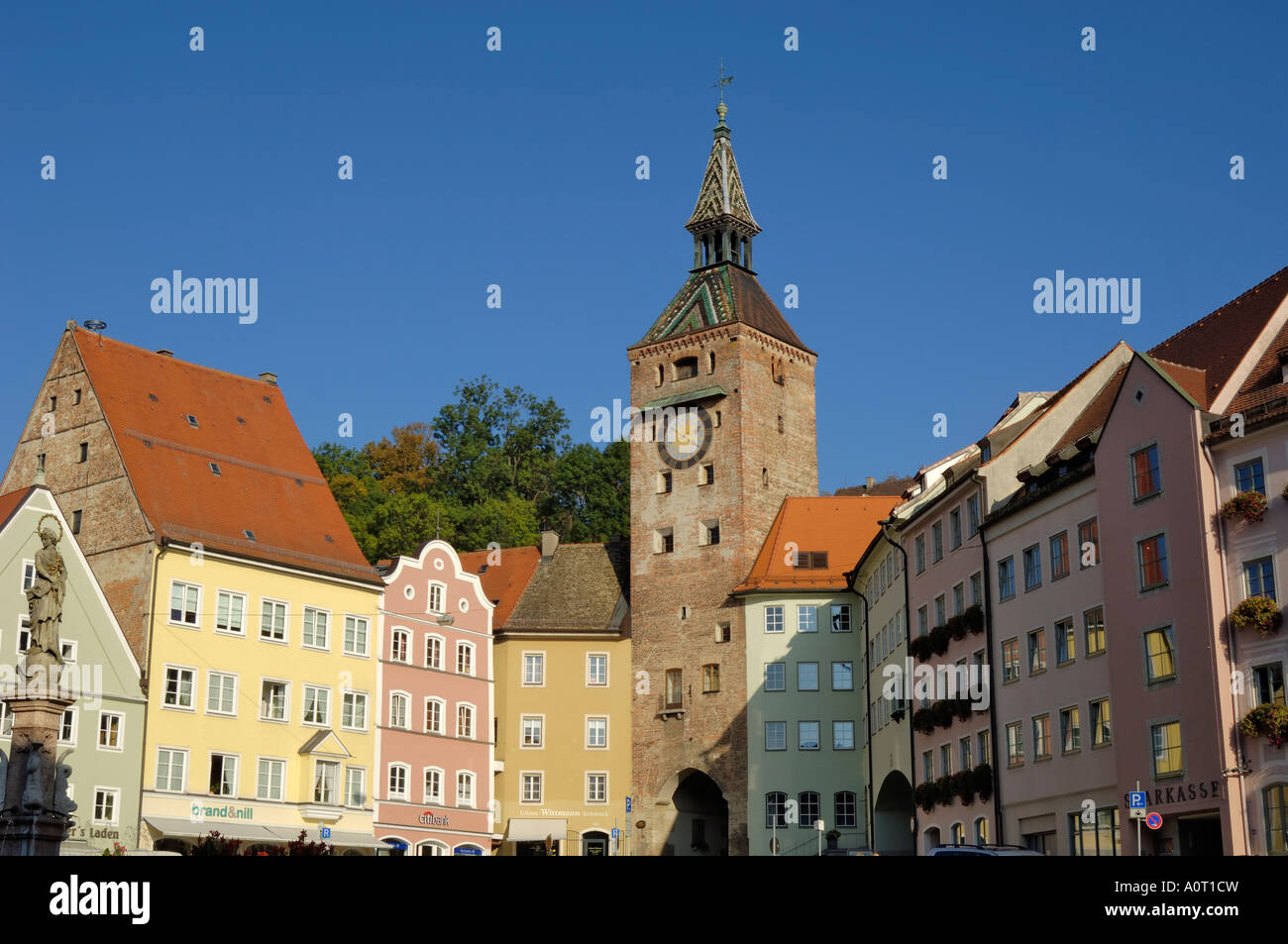 Lardo Schmalzturm Tower e case di città in Hauptplatz Landsberg am Lech Baviera Baviera Germania Europa Foto Stock