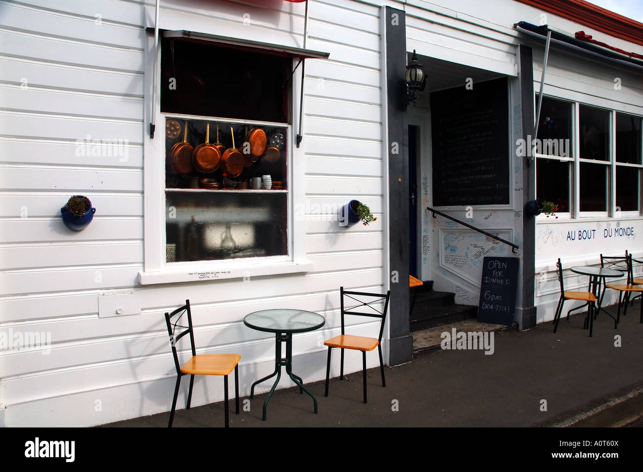 Il ristorante francese c'est la vie con pasti al fresco sulla strada nel centro storico di Akaroa Banks Peninsula Nuova Zelanda n. PR Foto Stock
